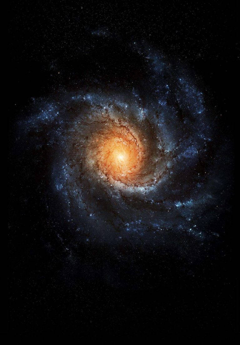 螺旋星系，明亮核心和藍色旋臂在深空