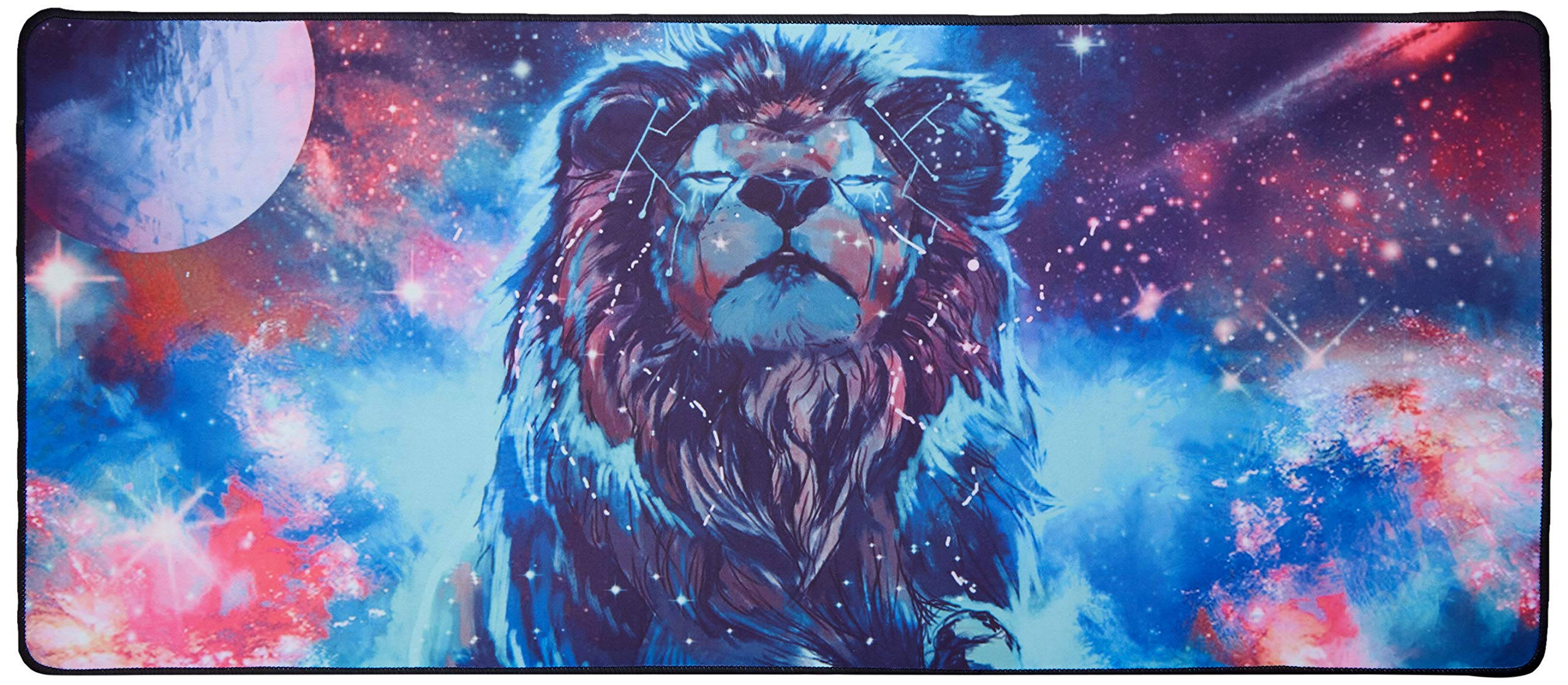 星系獅子數位藝術 壁紙 — 一頭擁有星鬃的雄獅在旋轉的藍色和粉紅色星雲及閃爍星星的宇宙背景下咆哮。