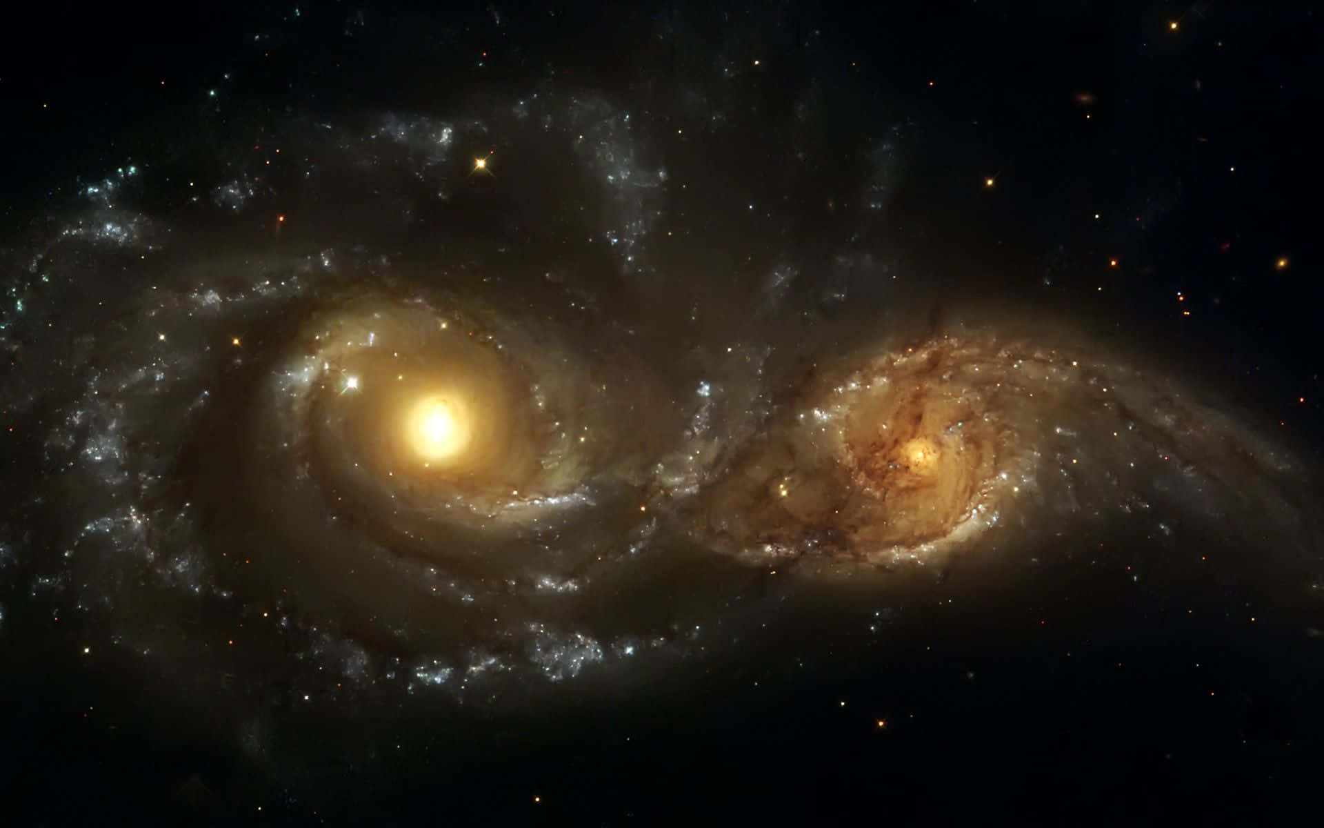 星系碰撞深空圖像 壁紙 — 兩個宏偉的螺旋星系在星塵和發光星雲的宇宙之舞中碰撞，對抗虛空。