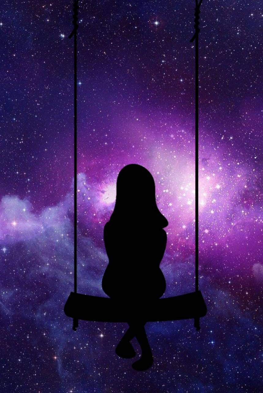 一個人在鞦韆上的剪影，背景是星空宇宙。