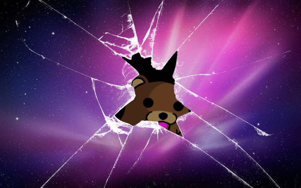 星系色碎玻璃中的可愛熊 壁紙 — 一隻卡通熊穿過破碎的玻璃窗，露出背後充滿活力的紫色星空。