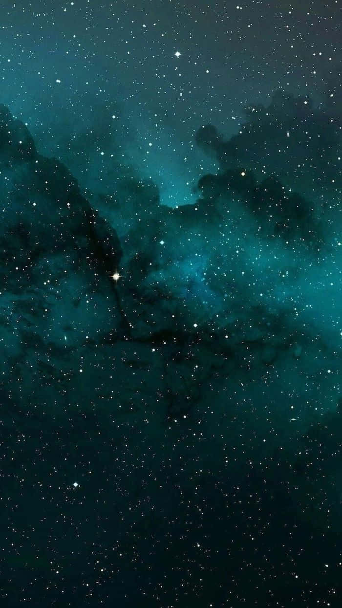 深空中發光的星星與青綠色星雲