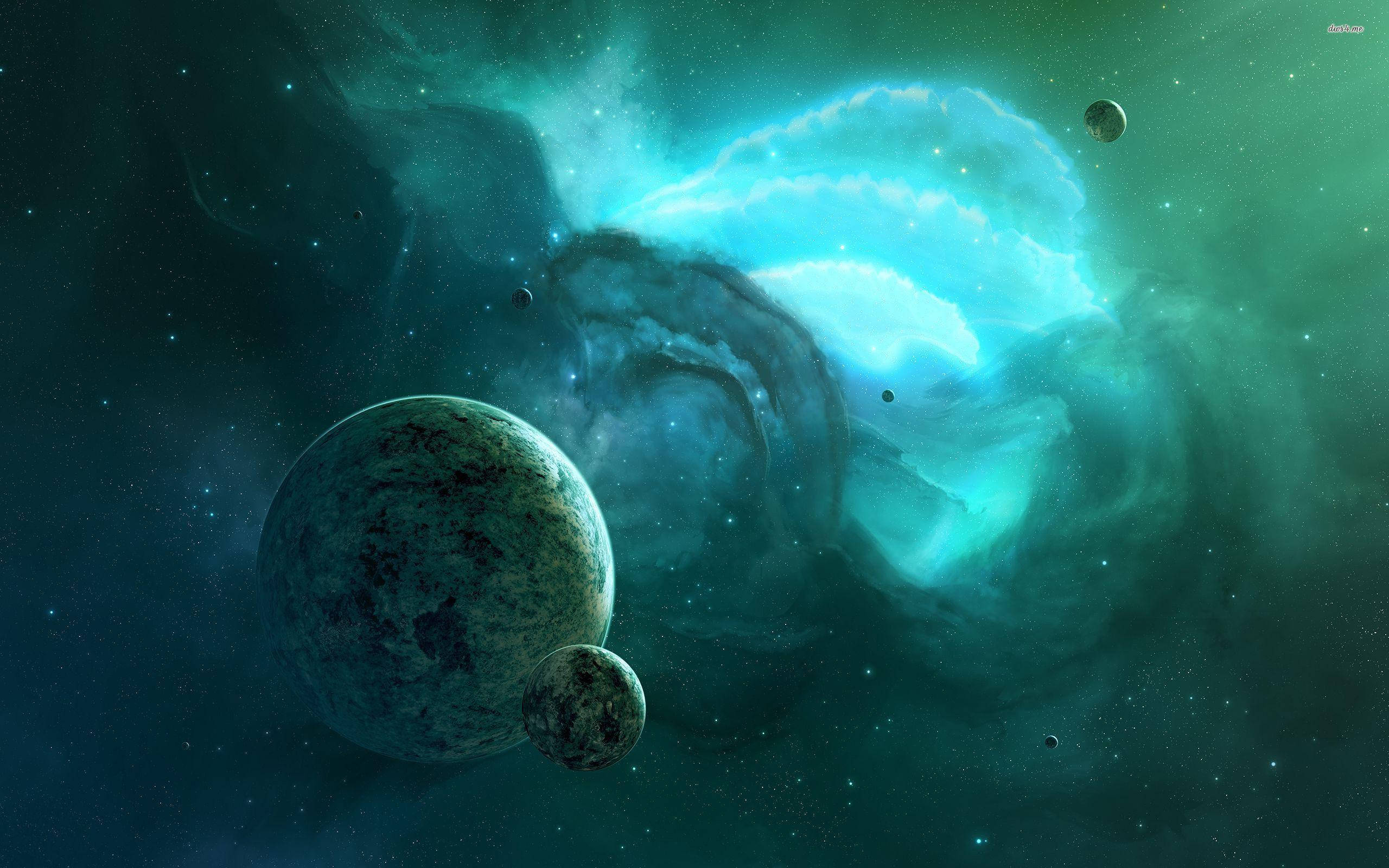 星系青綠色光暈 壁紙 — 一個宇宙場景，有一顆大行星和月球在充滿恆星的發光藍綠色星雲附近運行。