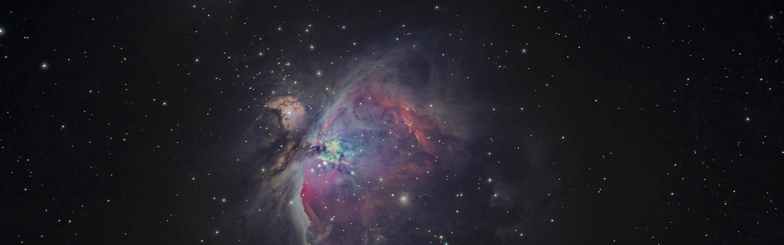 在太空中被星星環繞的鮮豔宇宙星雲。