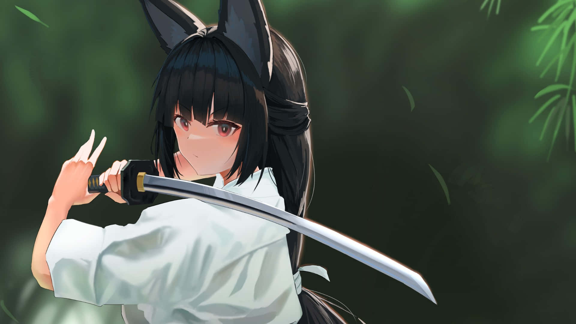 星見美羽武士少女 壁紙 — 一個堅定的動漫女孩，帶着黑色貓耳，在茂密的綠色森林中揮舞着武士刀。