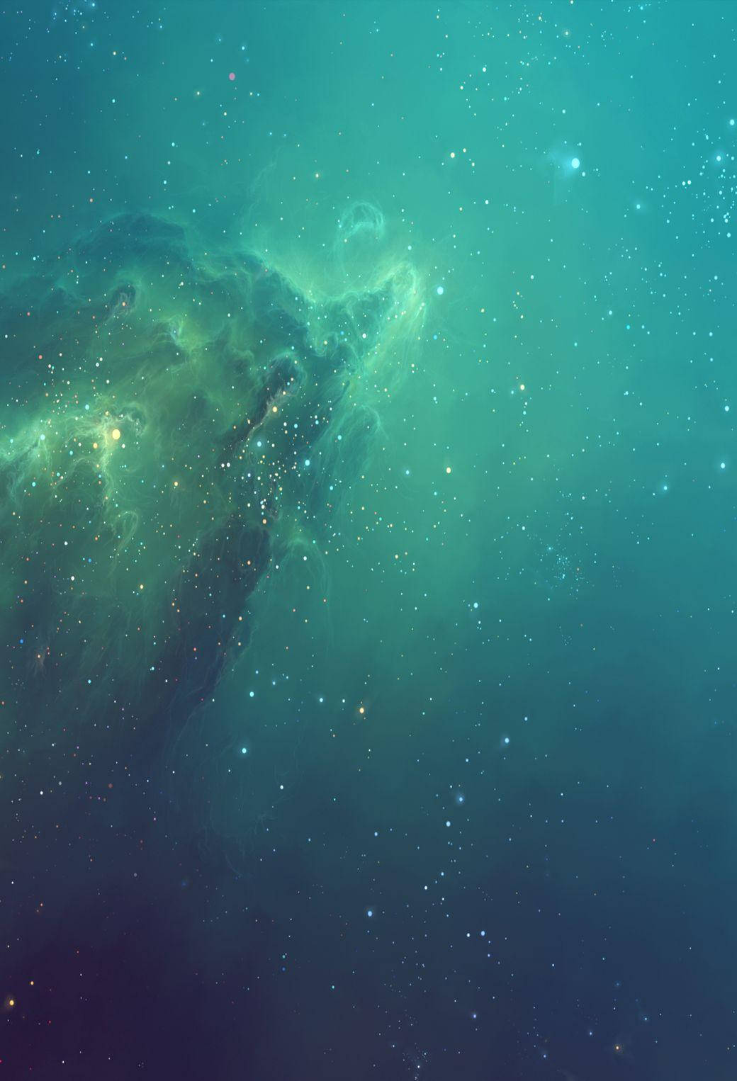 一個在深空中充滿星星的發光藍綠色和綠色星雲。