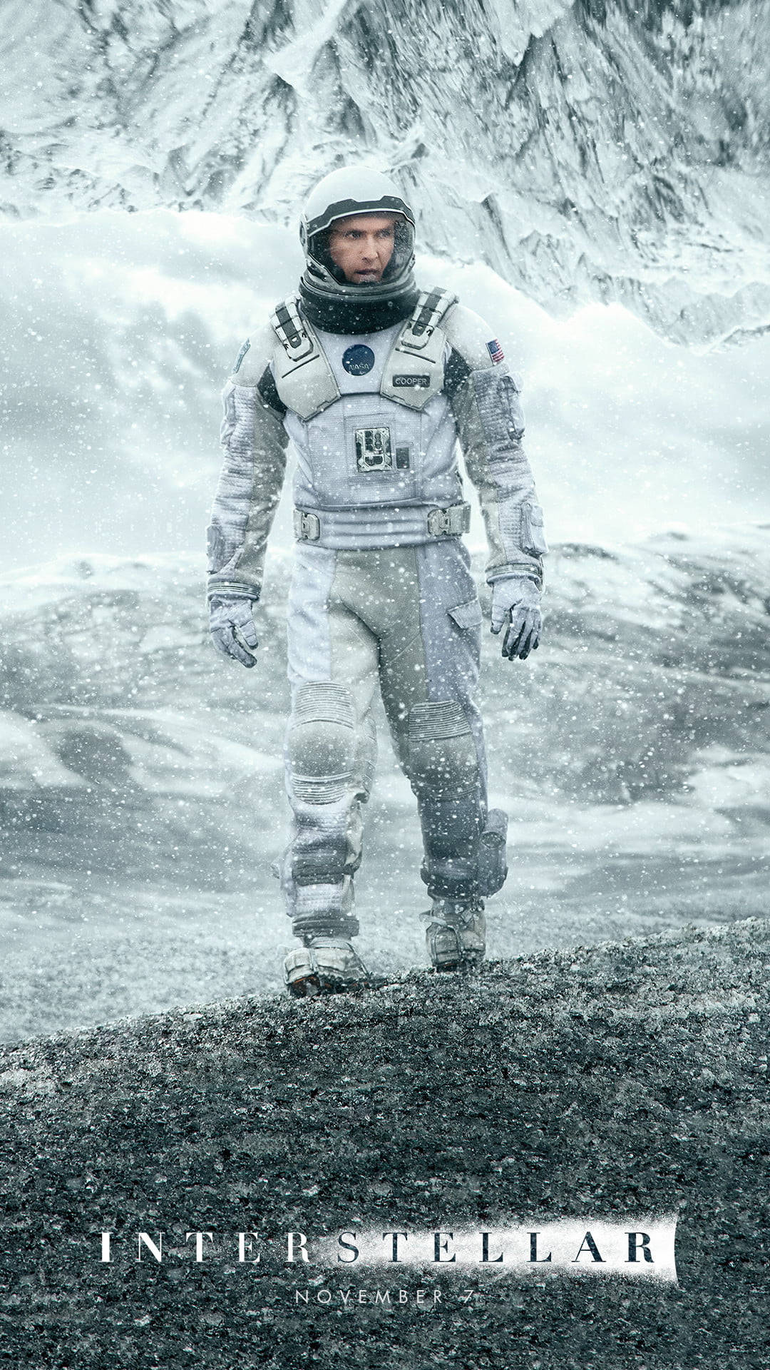 《星际穿越》馬修·麥康納太空人造型 壁紙 — 一名太空人獨自站在一個被雪覆蓋的外星行星上，背後是鋸齒狀的冰山，天空灰濛濛的。