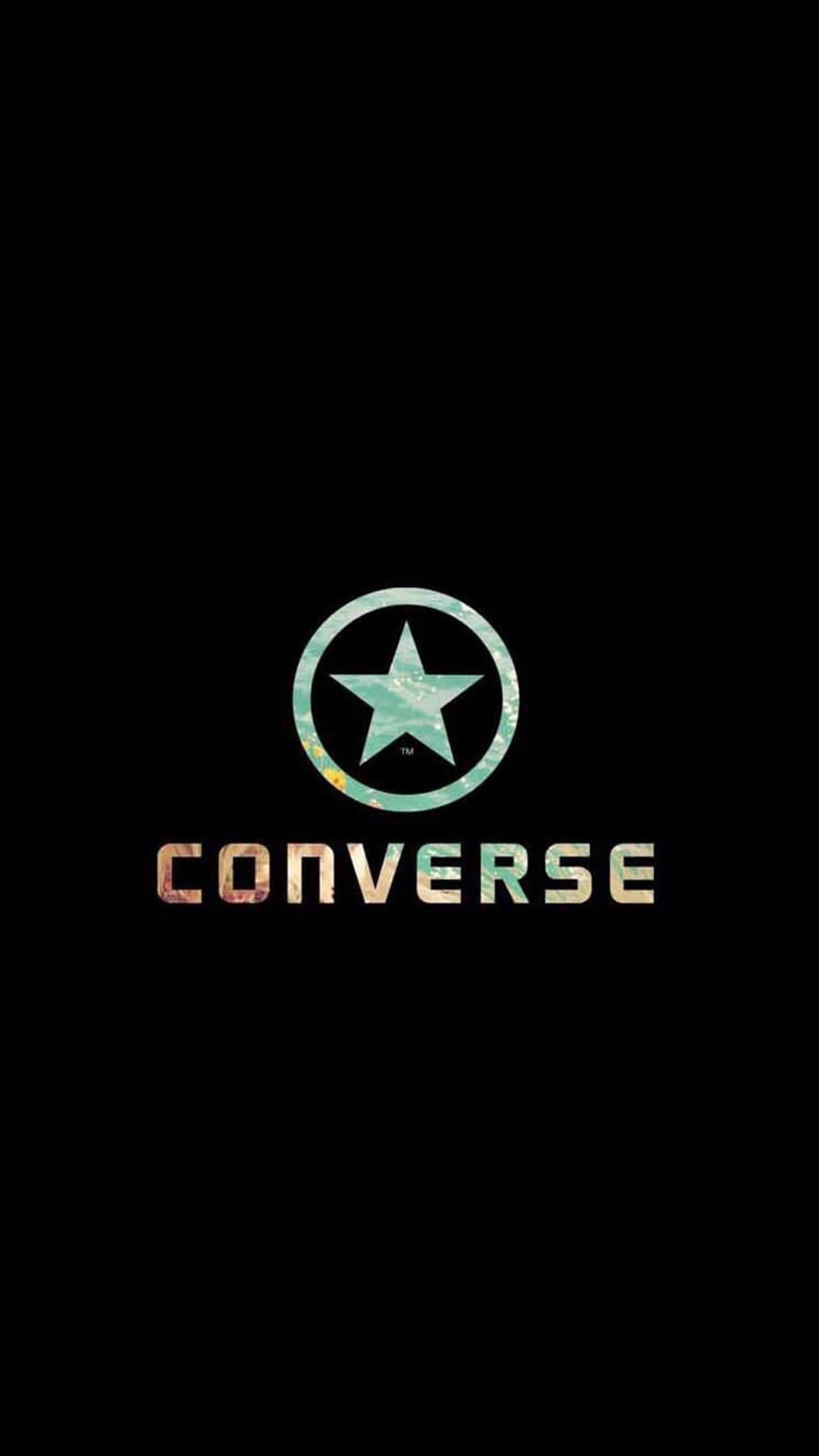 星際 Converse 標誌 壁紙 — Converse 標誌，帶有星星和圓形徽章，以質感青綠色和棕色色調為特色，居中於黑色背景上。