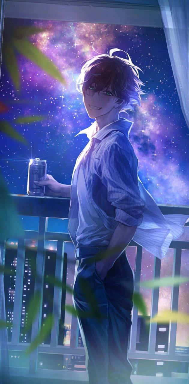 星際動漫帥氣少年 壁紙 — 一個穿著藍色襯衫的年輕動漫男子站在陽台上，手持一罐飲料，凝視著城市景觀上方充滿活力的紫色銀河天空。