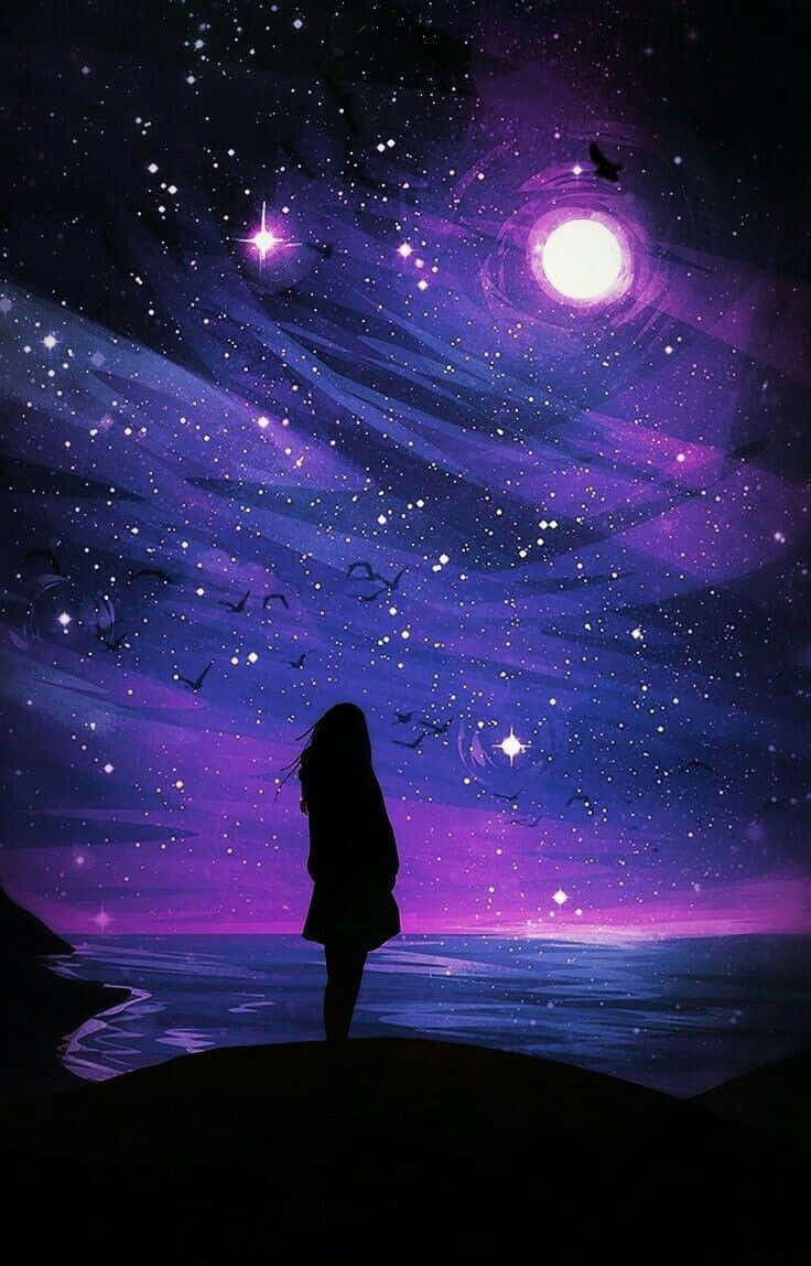 星際動漫月夜剪影 壁紙 — 一個孤獨的身影站在懸崖上，凝視著充滿活力的紫色星空，有發光的月亮和飛翔的鳥兒。