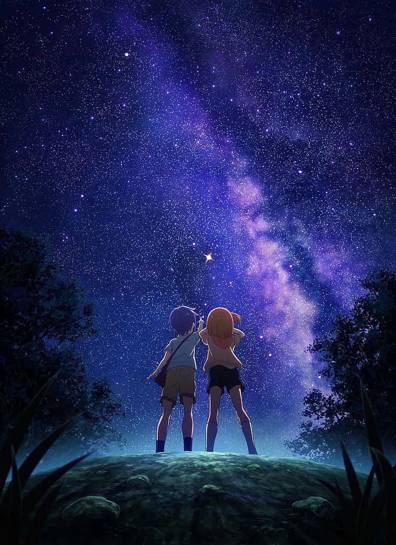 星際動漫紫空山頂 壁紙 — 兩個動漫角色站在長滿青苔的山丘上，背景是令人驚嘆的紫色和藍色星空，銀河閃耀。