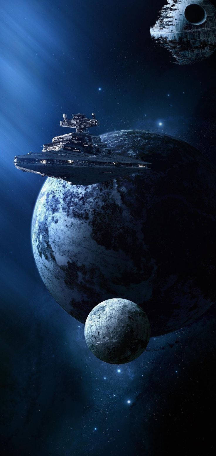 《星際大戰》4K iPhone 壁紙：星毀者艦隊離開死星軌道 壁紙 — 一艘星際驅逐艦和死星籠罩在一顆行星和衛星之上，背景是深藍色的星域，光線穿透其中。