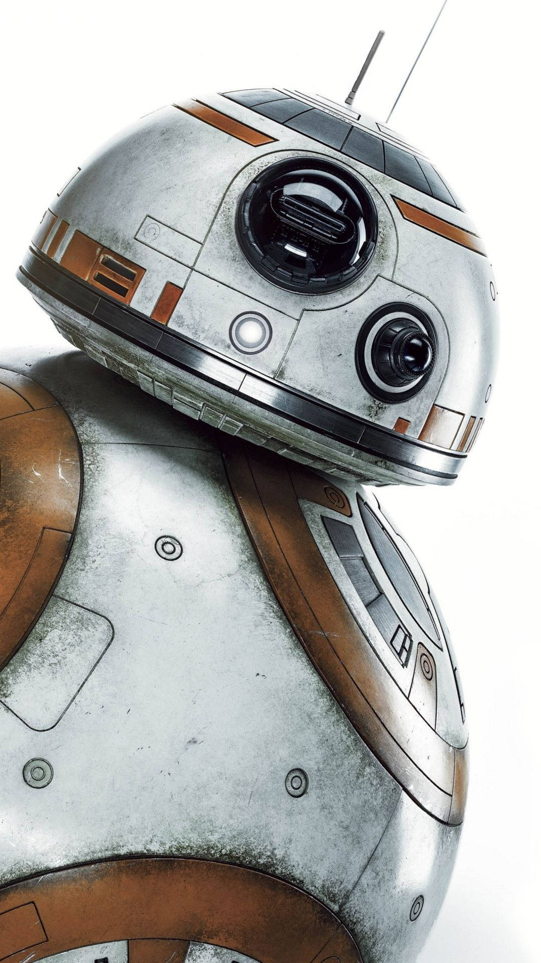 BB-8 機械人，帶有風化銀色和銅色面板，於攝影棚拍攝。