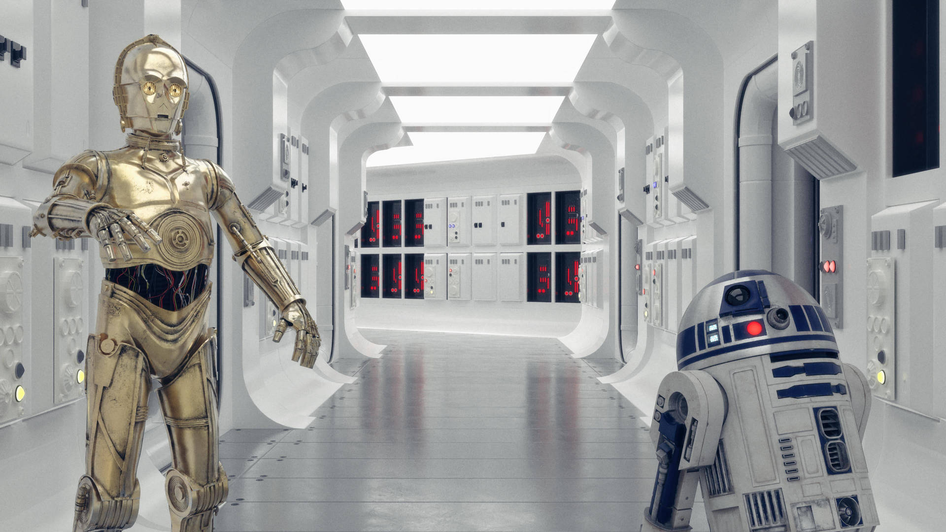 C-3PO 和 R2-D2 在太空船走廊中，帶有紅色發光面板。