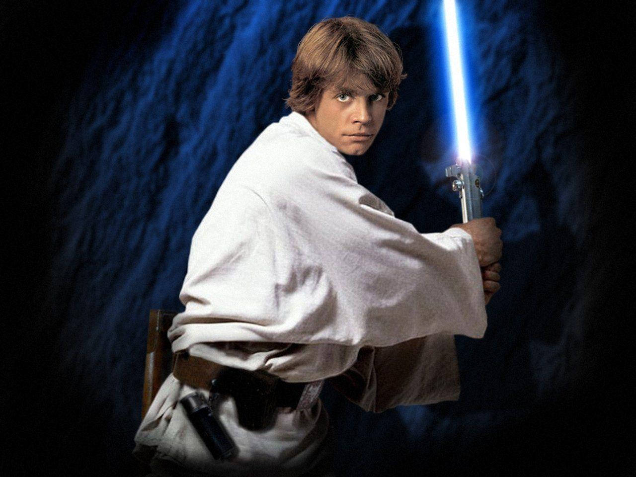 Luke Skywalker在深藍色背景前以戲劇性姿勢手持藍色光劍。