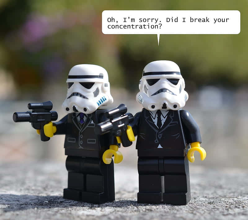 兩個穿著西裝的LEGO風暴兵手持爆能槍，為打斷專注而道歉。