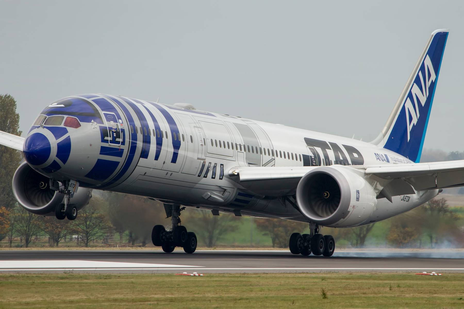 全日空波音 787 夢幻客機 R2-D2 塗裝在跑道