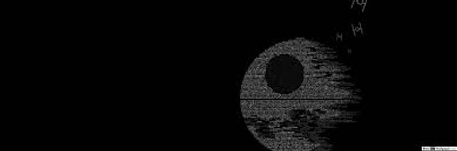 星際大戰圓形太空船雙螢幕 壁紙 — 像素化的死星在黑暗中隱現，附近有微弱的星場和漂浮的文字碎片。