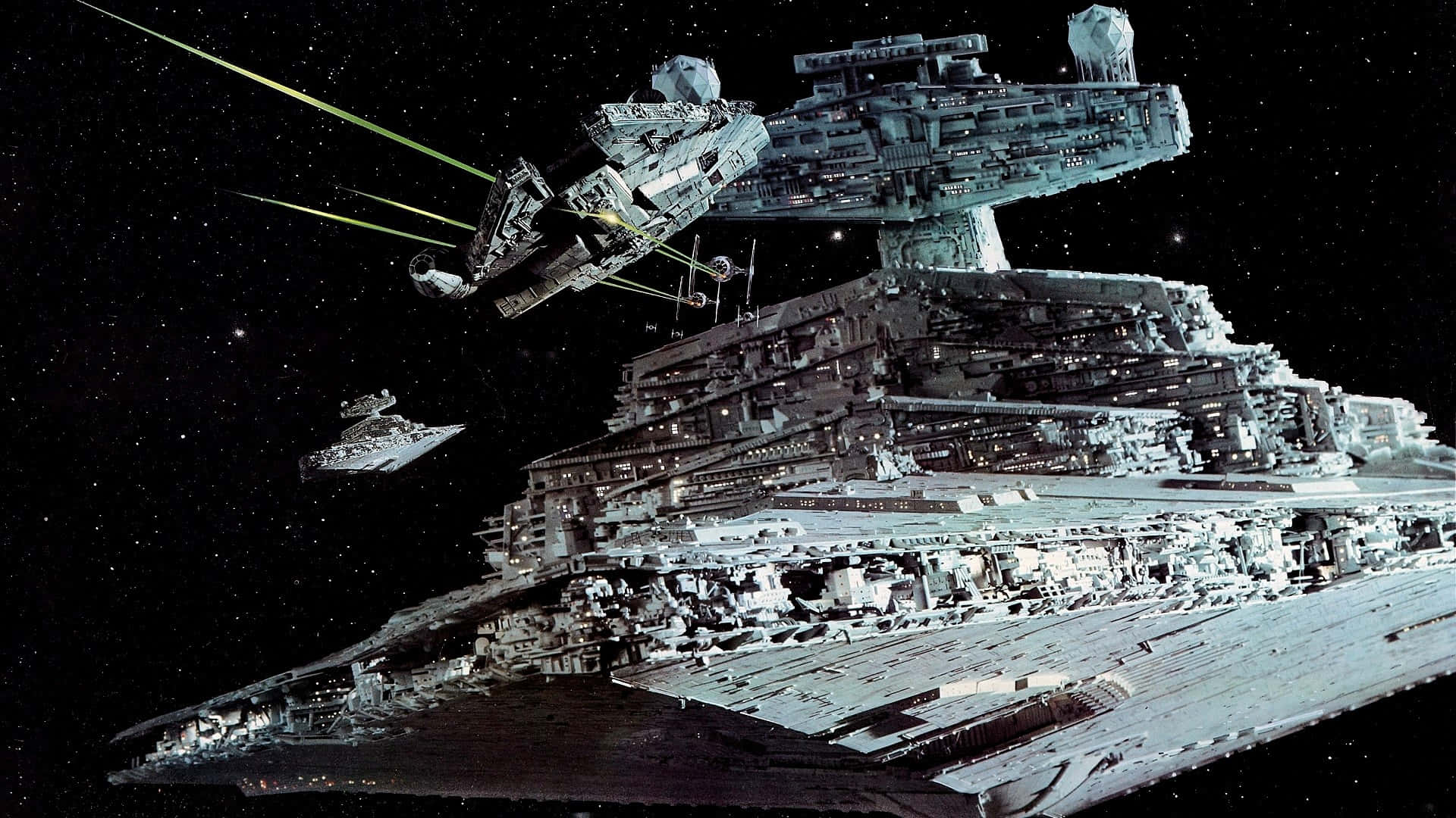 星際驅逐艦在星空背景下於太空戰中發射綠色激光。