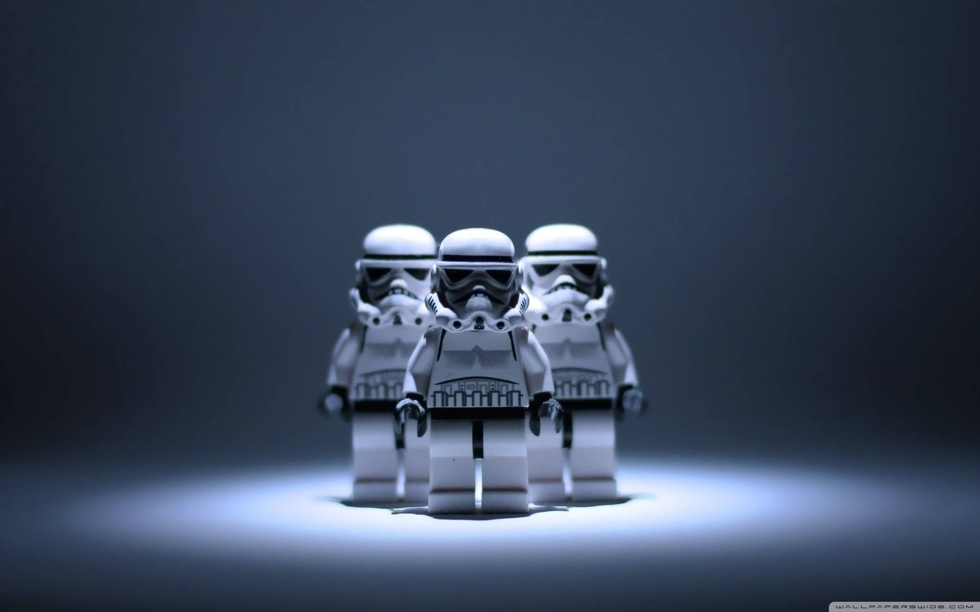 三個LEGO風暴兵在深色背景上被聚光燈照亮。