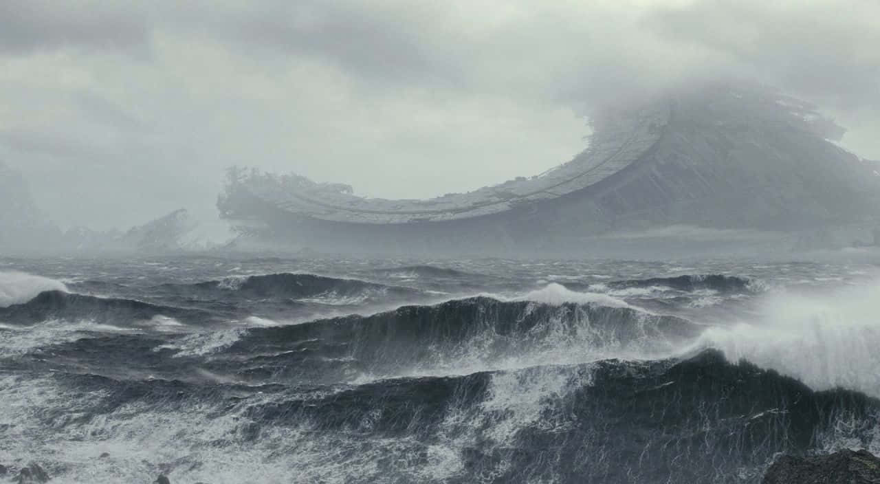 在暴風雨天氣中，一道巨浪在波濤洶湧的海面上升起。