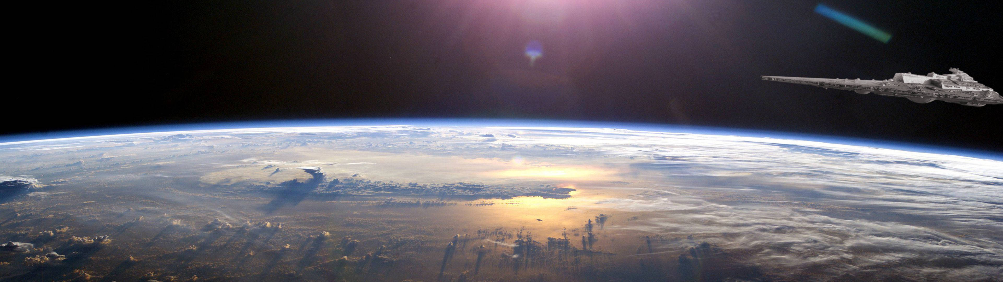 星艦在日落時分飛越地球，下方有雲層和海洋。
