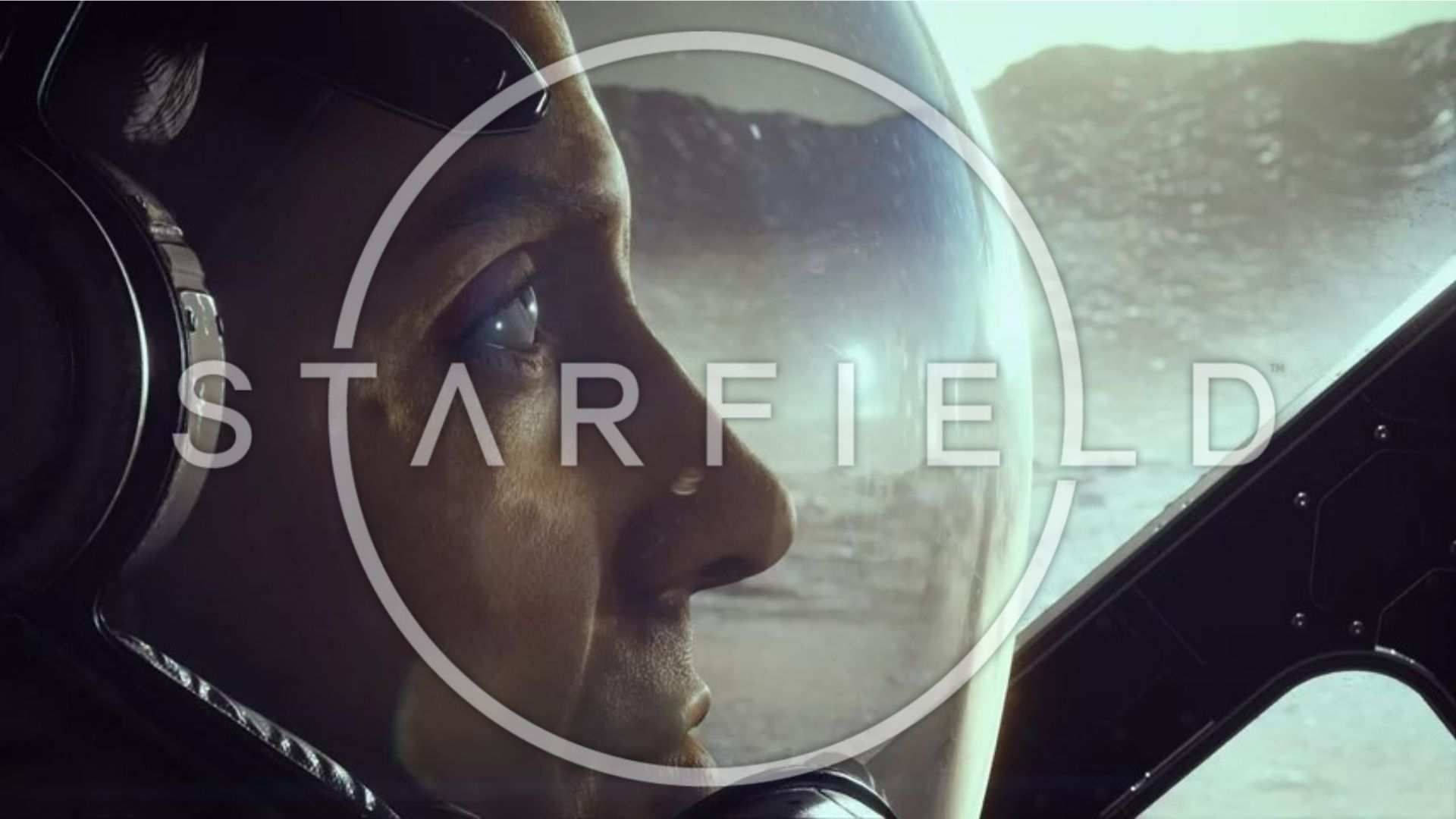 星際宇航員 壁紙 — 戴著頭盔的太空人凝視著駕駛艙窗外，在朦朧天空下的外星岩石地形。