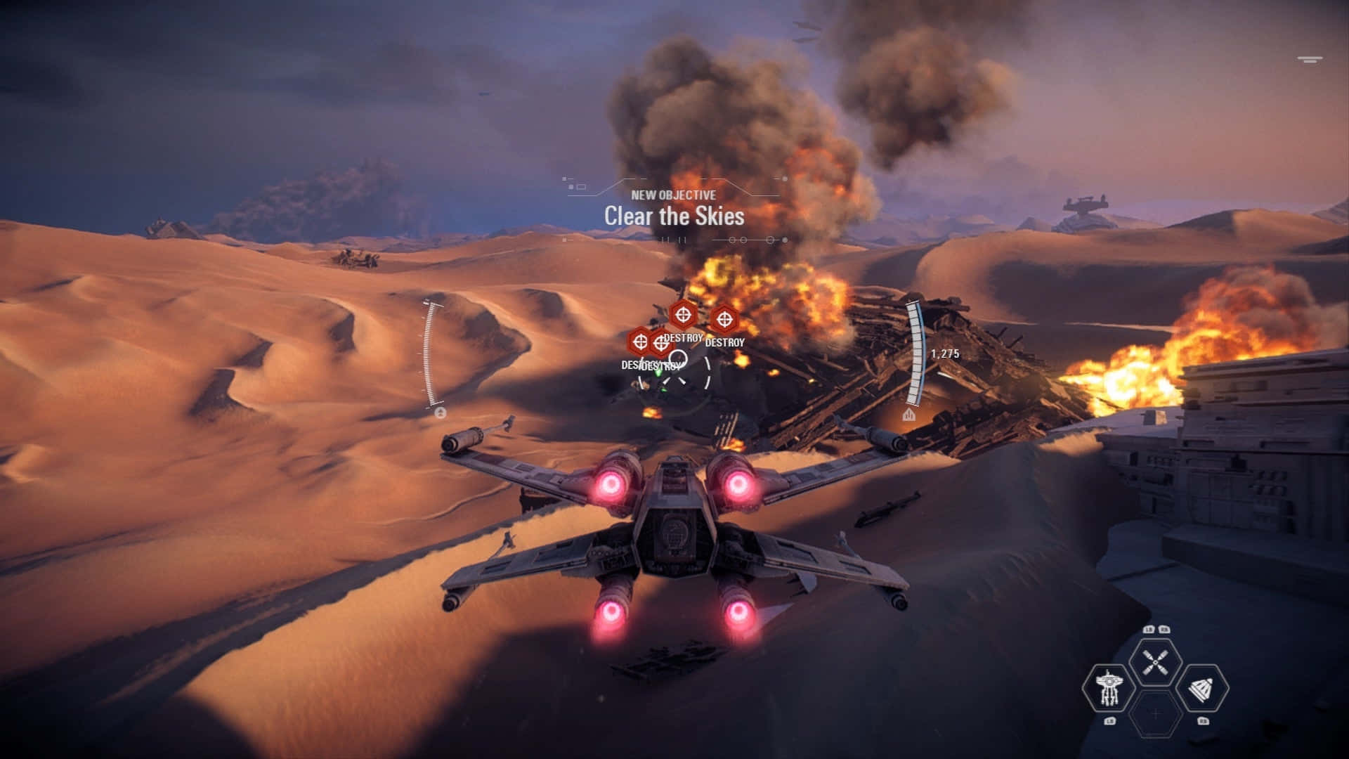 The Battle Of Jakku 桌布 壁紙 — 星際戰機低飛過沙漠戰場，爆炸從被摧毀的基地中爆發，天空昏暗。