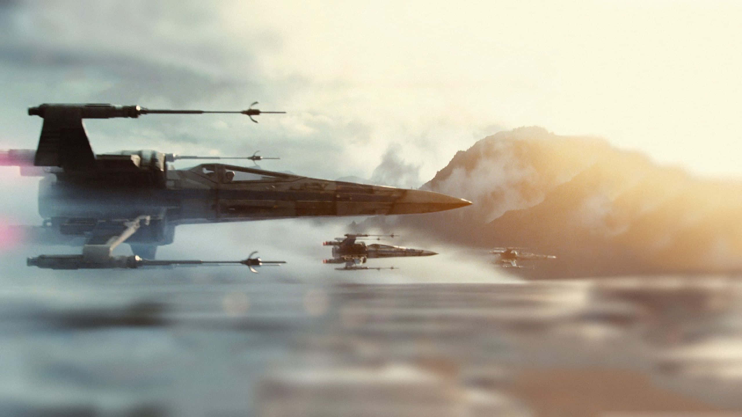 Cool Star Wars 桌布 壁紙 — 星際戰機在金色時刻於霧氣繚繞的山脈上空翱翔，伴隨戲劇性的背光和大氣薄霧。