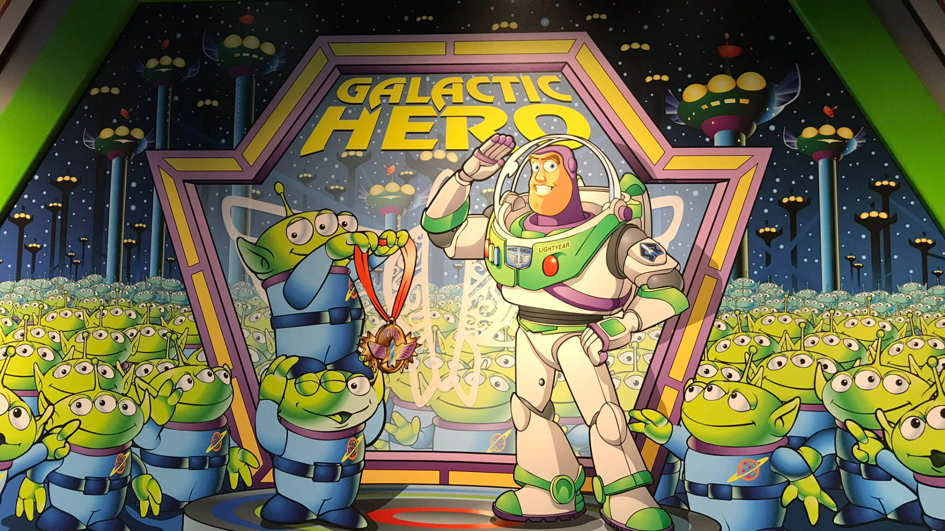 巴斯光年在太空競技場從外星人手中獲得獎牌。