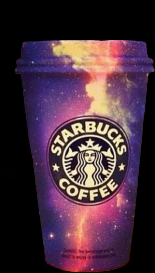 星際星巴克咖啡杯 壁紙 — 一個Starbucks咖啡杯，帶有充滿活力的銀河圖案，在黑色背景上呈現旋轉的紫色、粉紅色和黃色。