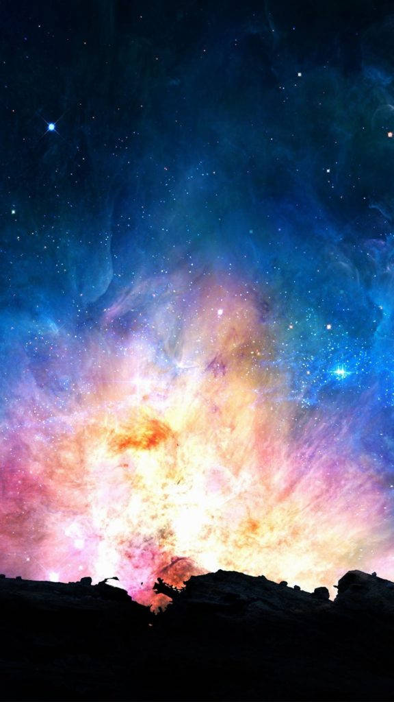 星際星系手機背景 壁紙 — 宇宙星雲在深藍色星空中爆發，呈現出火橙色和柔和粉紅色的雲朵，下方是黑暗的岩石地平線。