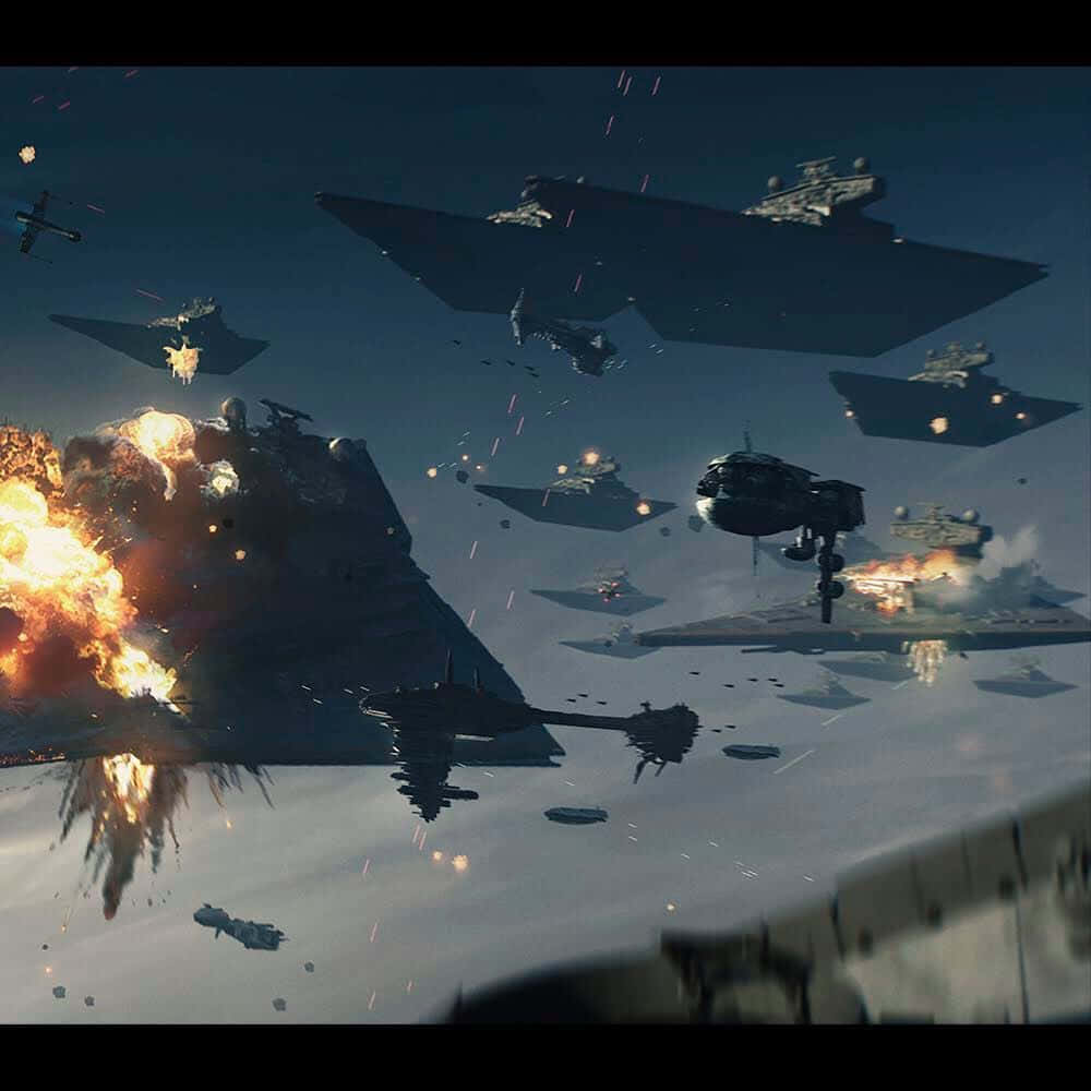 The Battle Of Exegol 桌布 壁紙 — 星際毀滅者和星際戰鬥機在黑暗天空下的水面上反射的激烈太空戰鬥中碰撞。