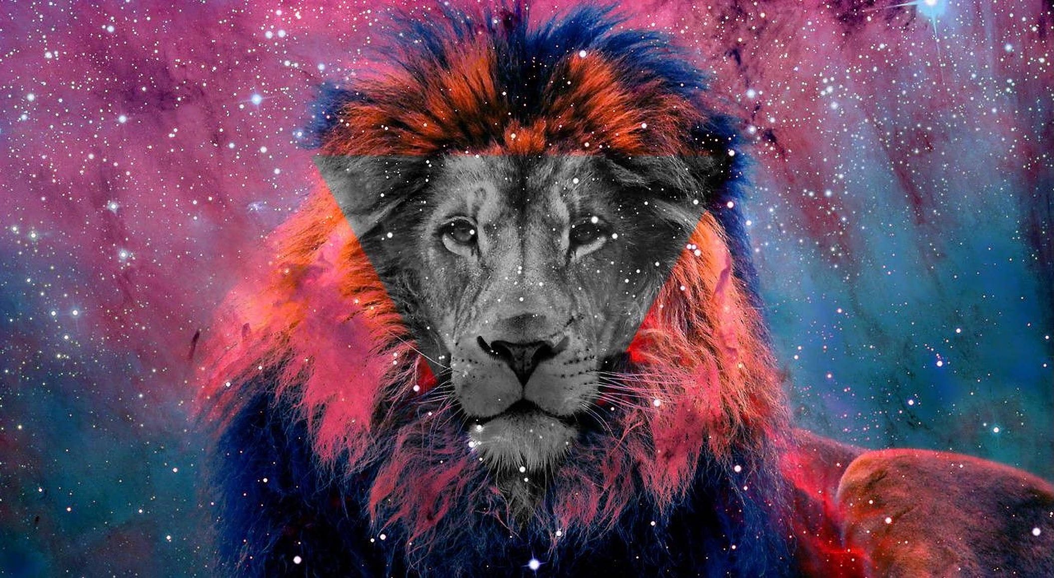 星際獅王數位藝術 壁紙 — 一頭擁有火焰般鬃毛的雄獅，凝視著由粉紅、藍色和星光組成的宇宙星雲。