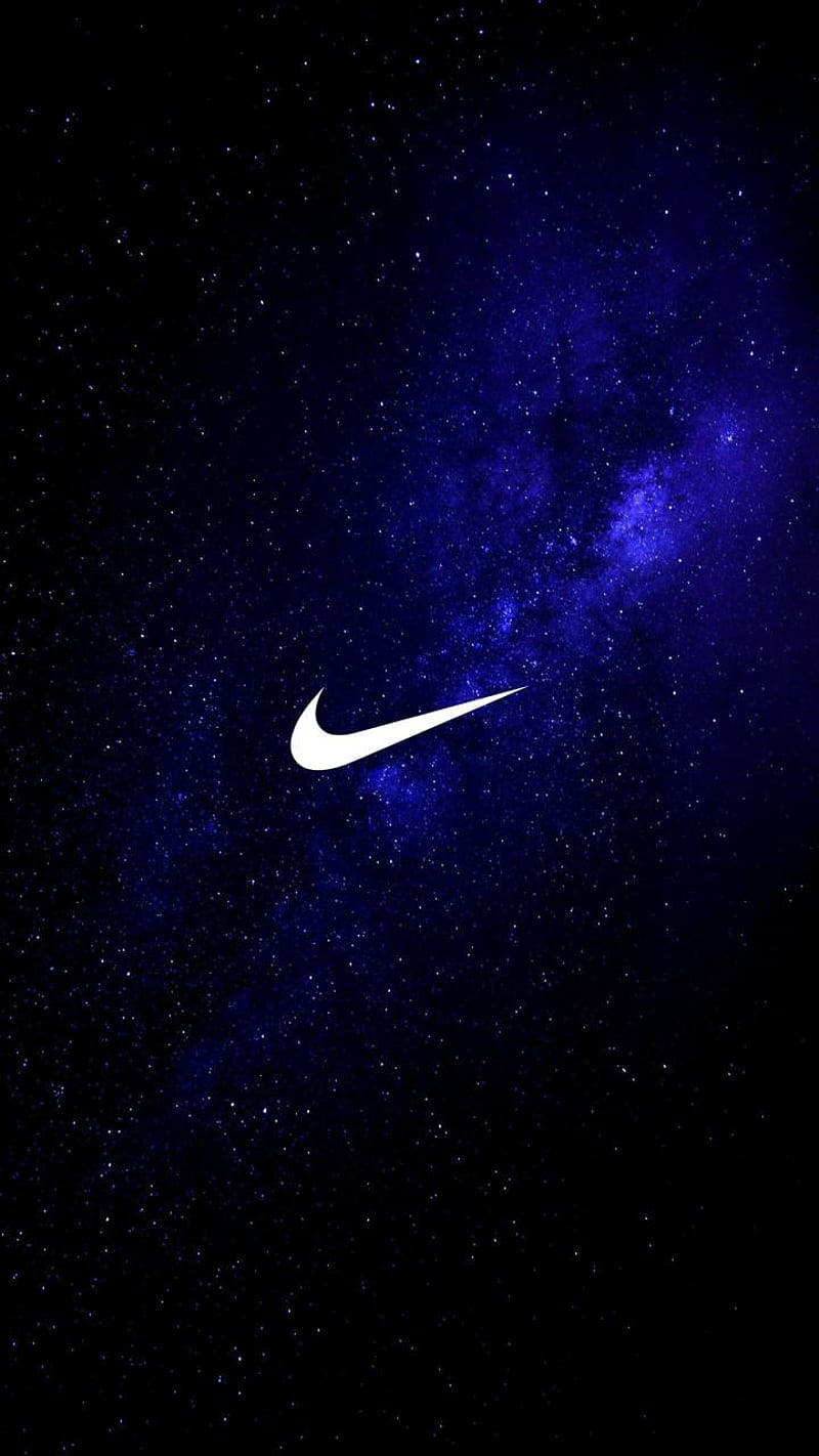 星際耐克勾形標誌 壁紙 — 一個白色Nike剔號標誌漂浮在深藍色星空夜空中，帶有宇宙星雲。
