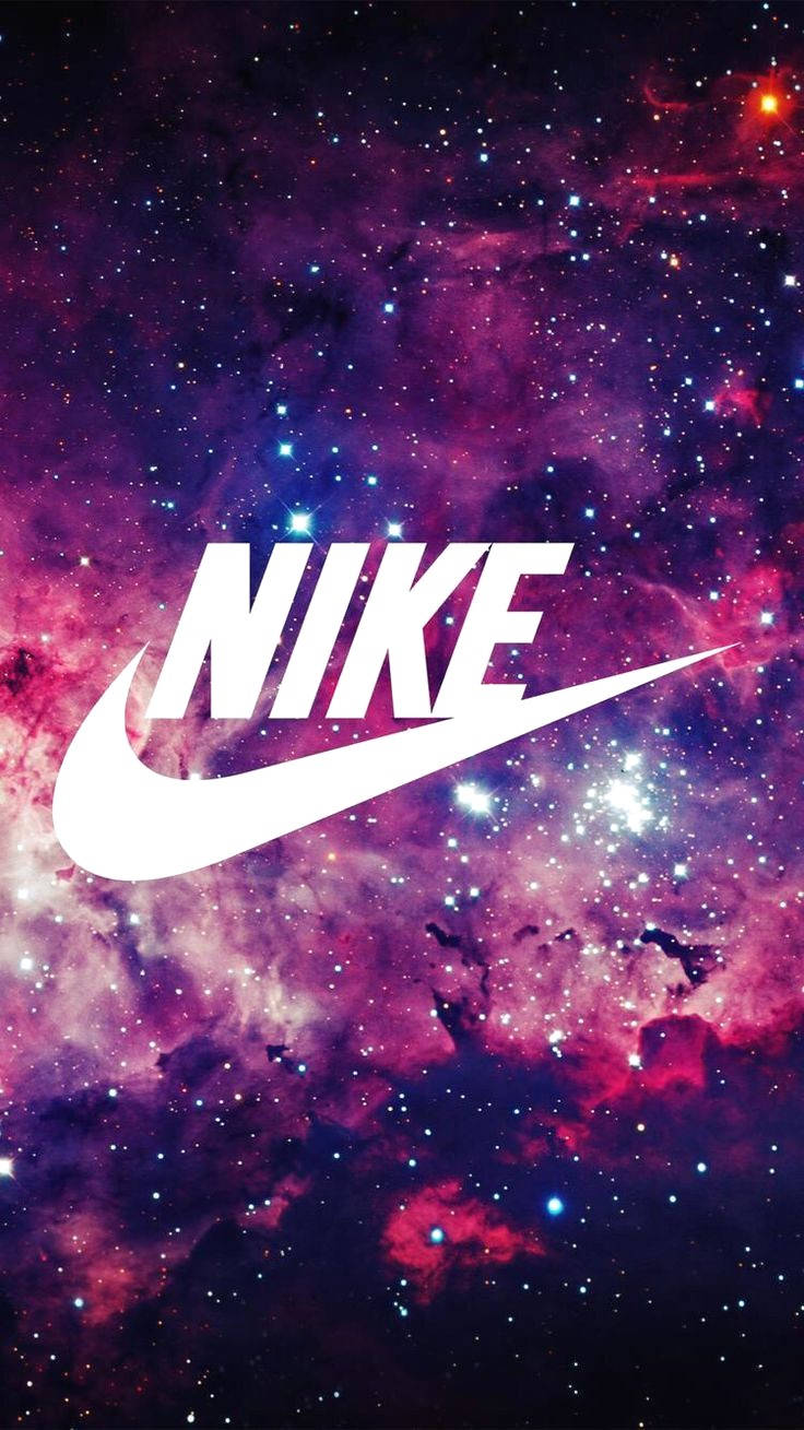星際背景的耐克標誌 壁紙 — 一個大膽的白色Nike標誌漂浮在充滿活力的宇宙背景上，背景有紫色、粉紅色和藍色的星雲以及閃爍的星星。