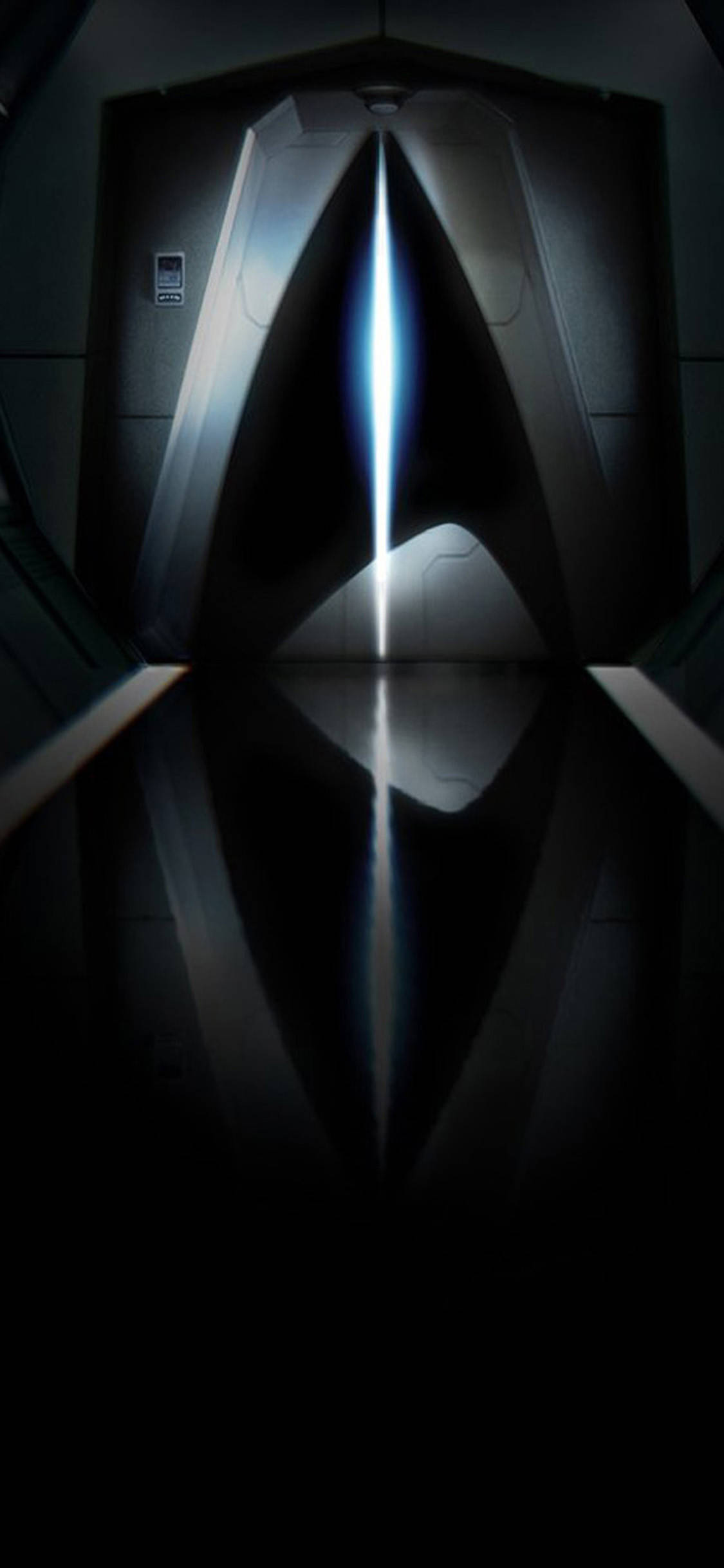 星際迷航 iPhone 智能門 壁紙 — 一條未來主義走廊，發光的垂直光束照亮了黑暗科幻場景中時尚的金屬門。