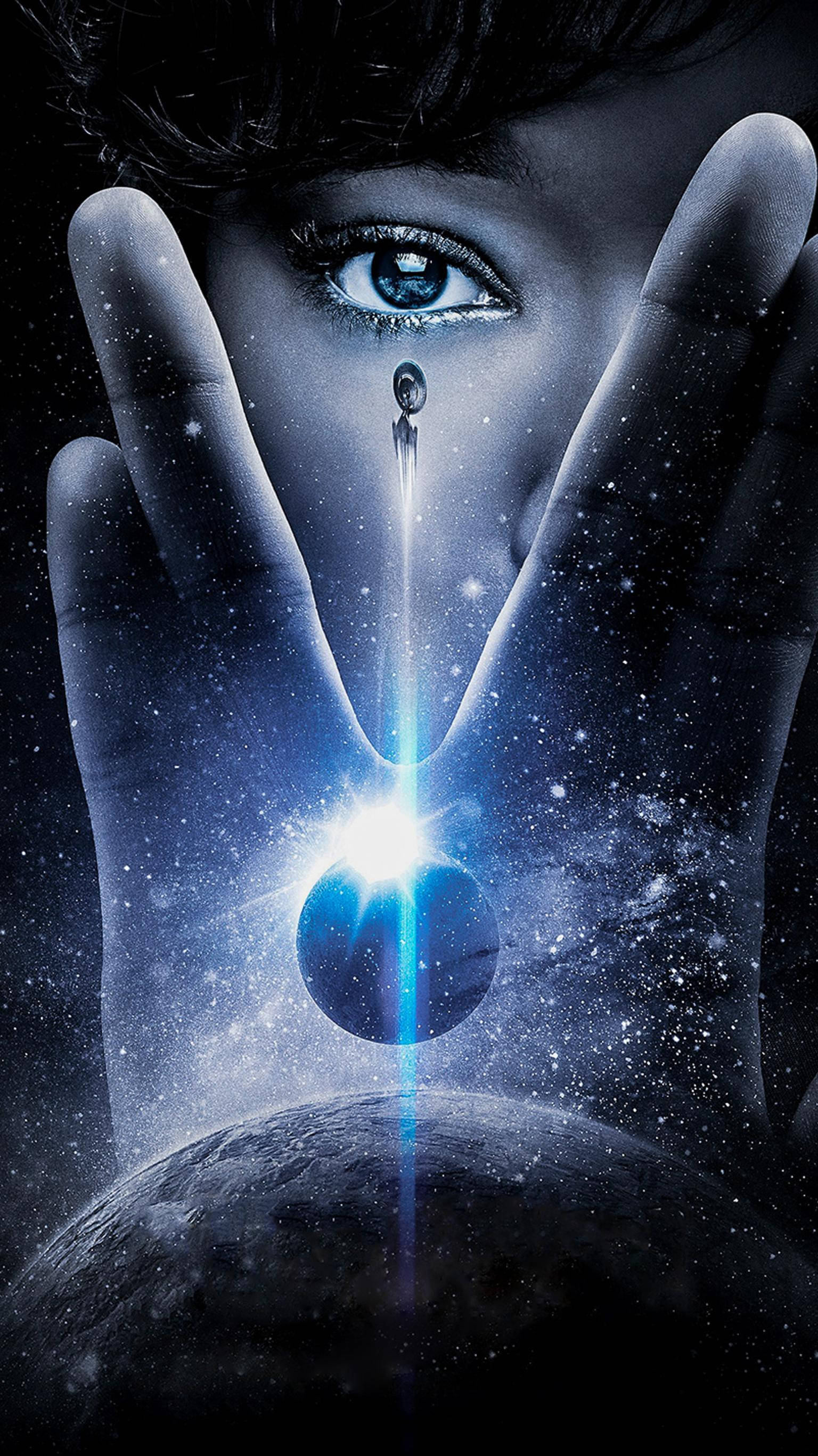 星際迷航 iPhone 科幻海報 壁紙 — 一個人的手捧著一個發光的藍色球體，一艘太空船從中升起，背景是繁星點點的宇宙。