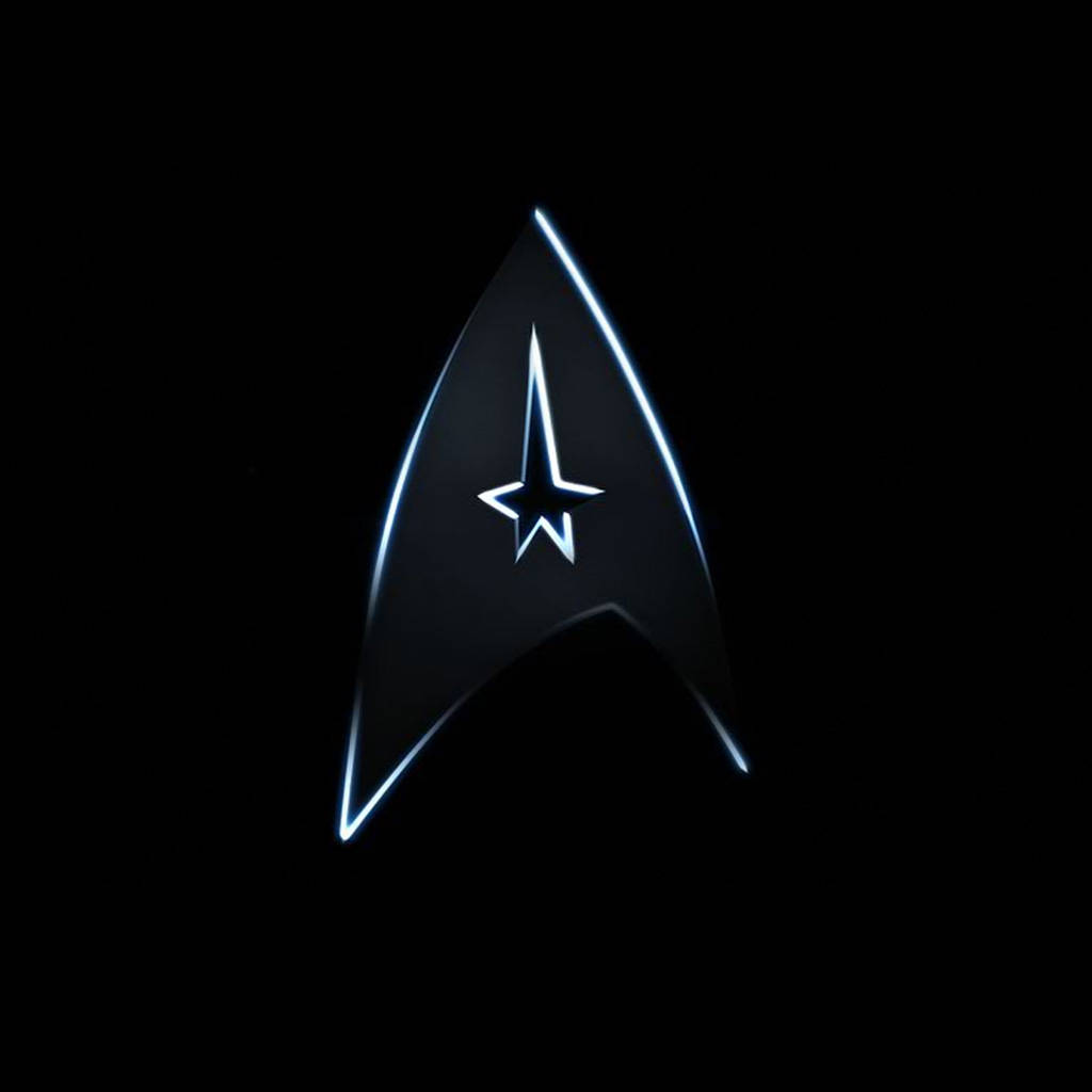 星際迷航 iPhone 黑色徽記 壁紙 — 一個發光的藍色星際艦隊徽章在漆黑的背景上閃耀，線條銳利清晰，中央有一顆星。