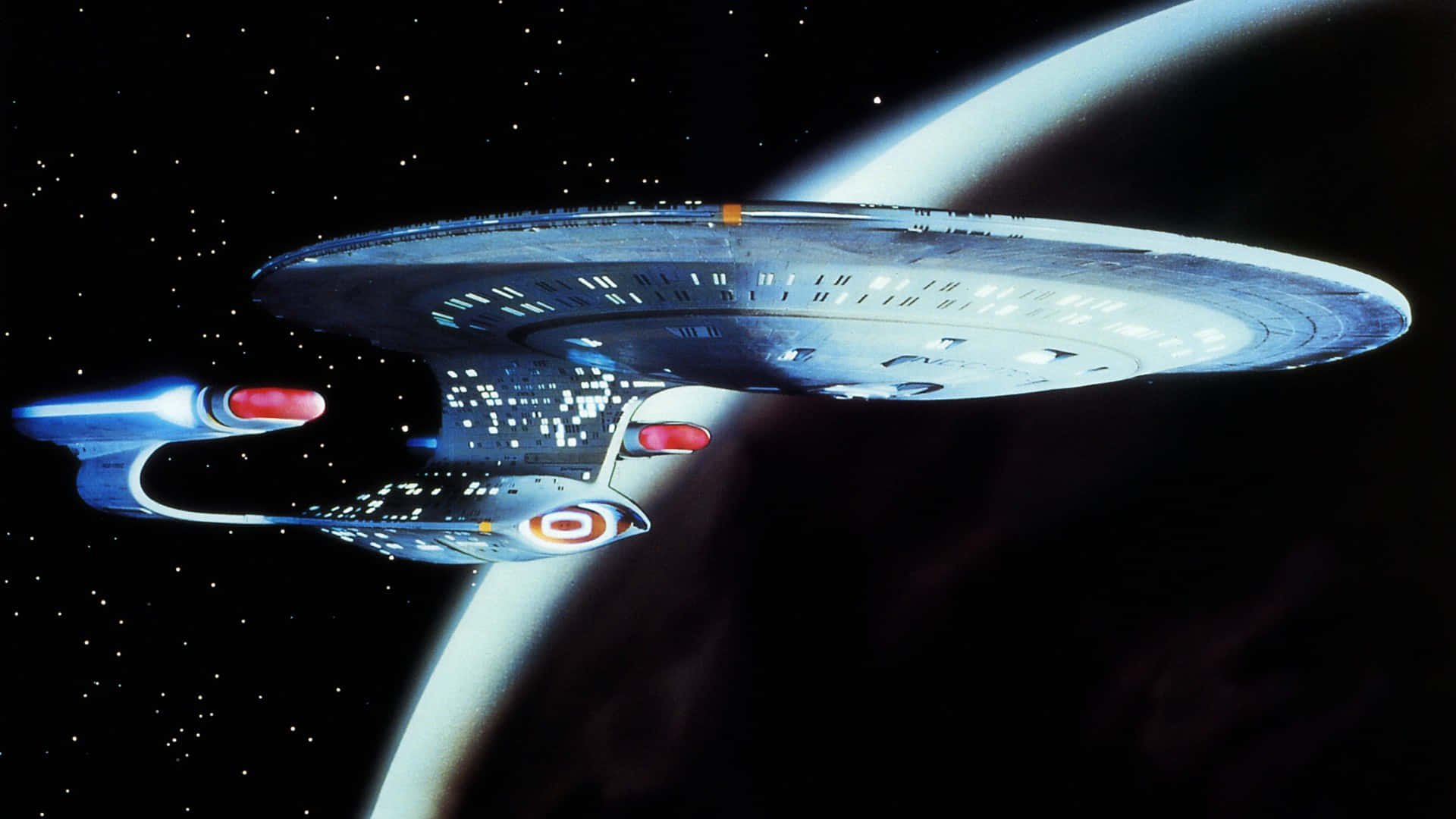 星艦在深空中靠近行星飛行，引擎發光。