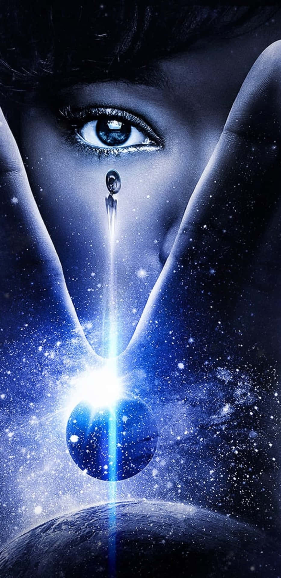 一隻人類的眼睛流下一滴眼淚，變成一道照亮行星的宇宙光束。