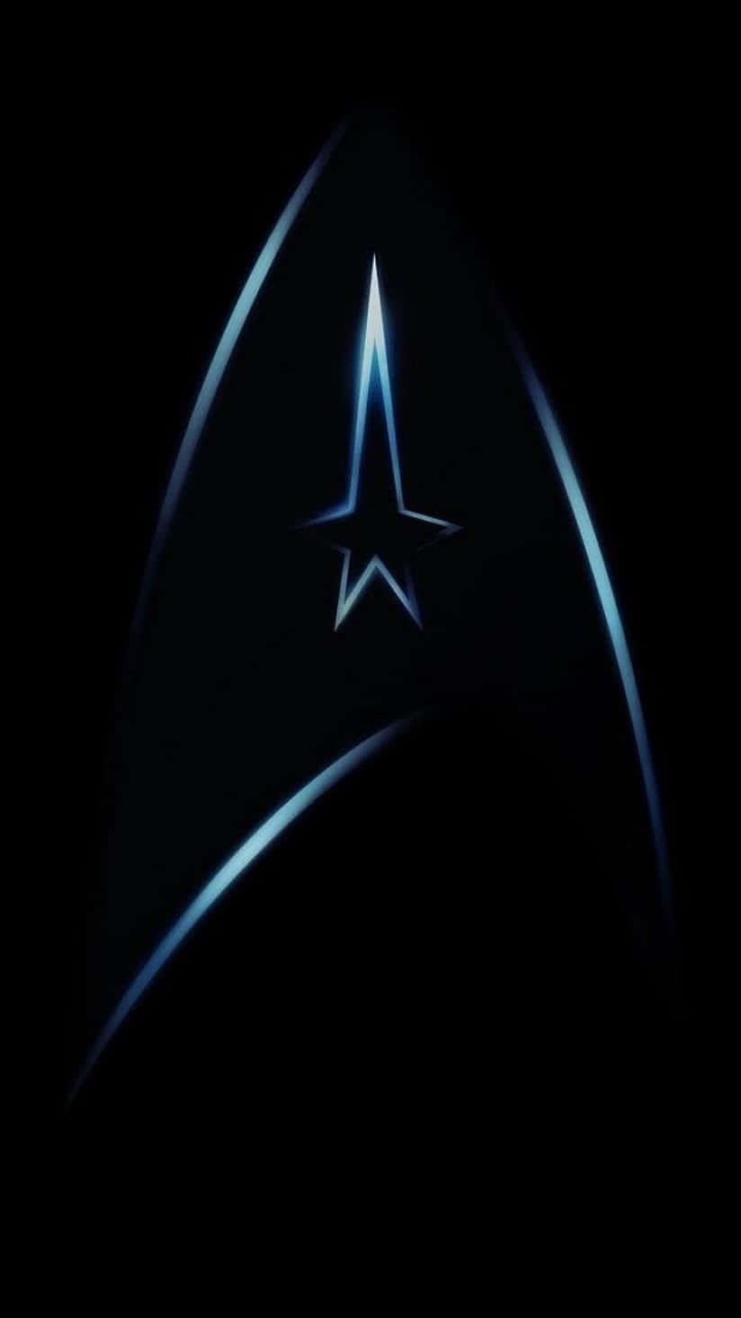 星際艦隊徽章在黑色背景上發出藍光