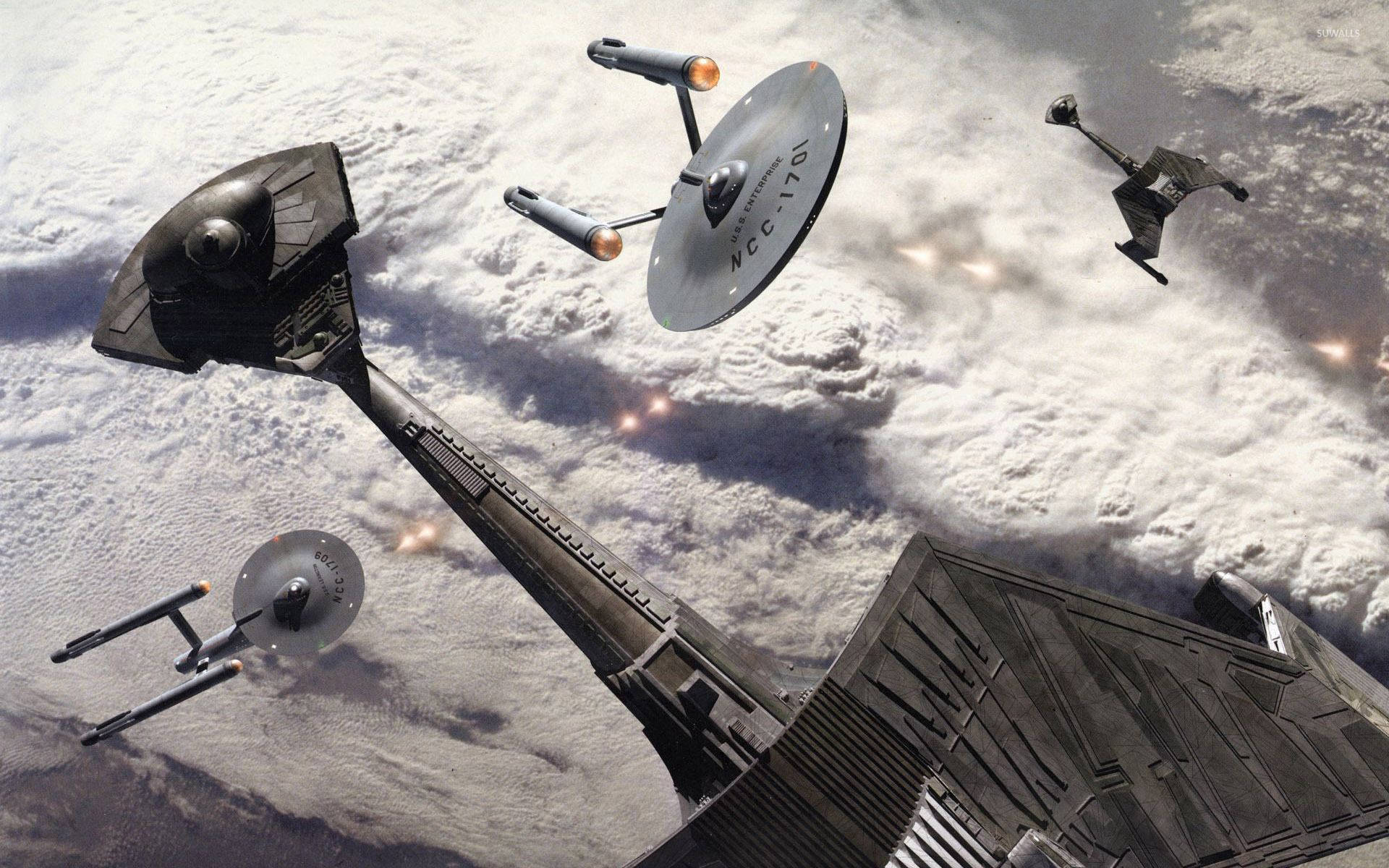 《星際迷航》星艦 USS 埃尼巴號與 USS 萊克星頓號 壁紙 — 星際艦隊的船艦和一艘克林貢戰鳥在行星雲層覆蓋的表面上方戰鬥。