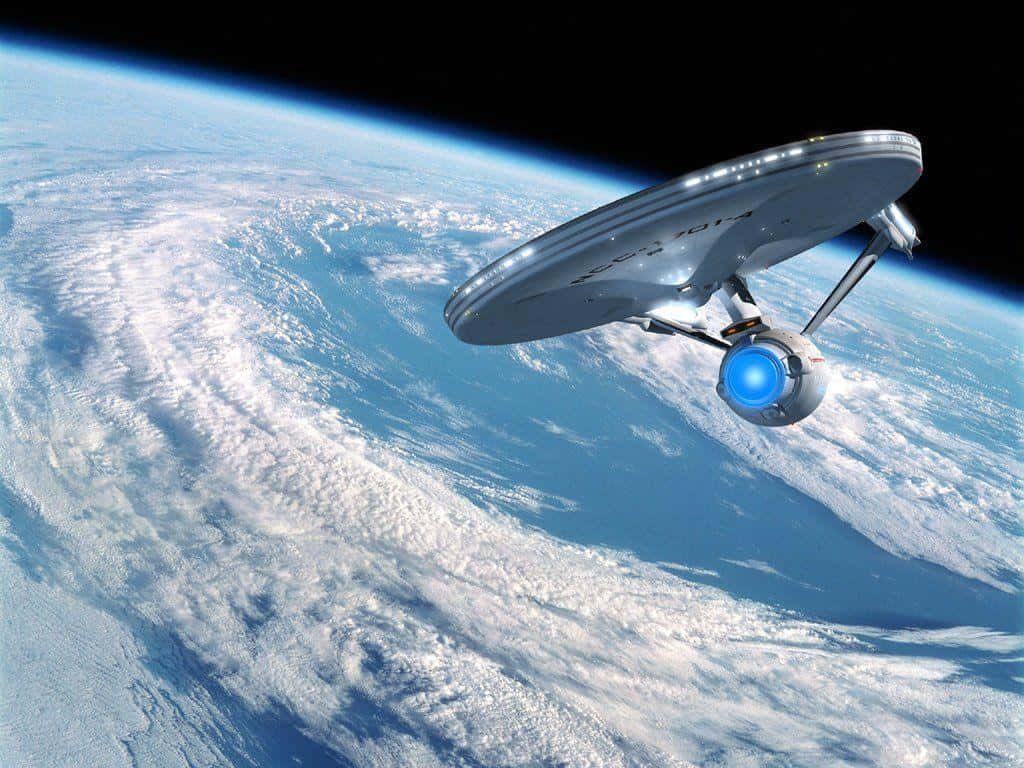 銀色星艦繞地球軌道運行，顯示旋轉的雲層和藍色海洋。