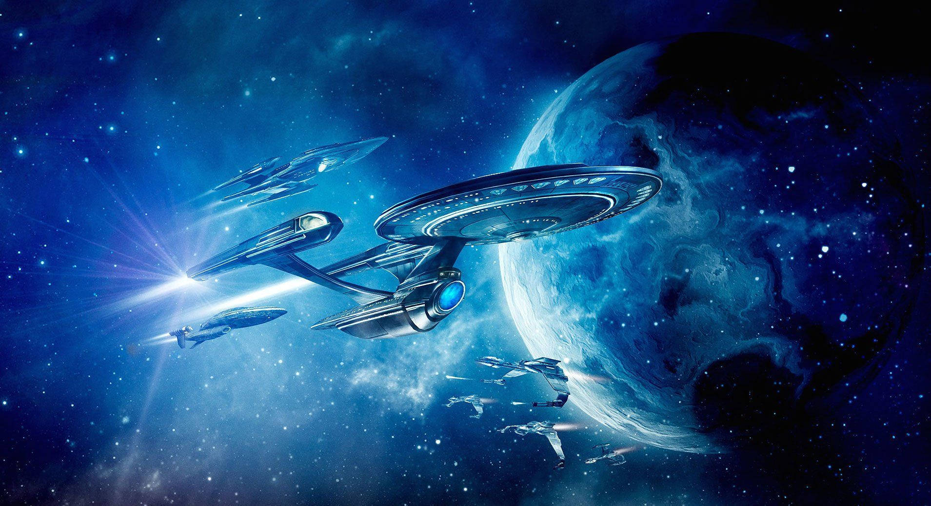 《星際迷航：發現號》星艦編隊 壁紙 — 星際艦隊的飛船在星光燦爛的太空中，靠近一個帶有發光引擎的旋轉藍色行星翱翔。