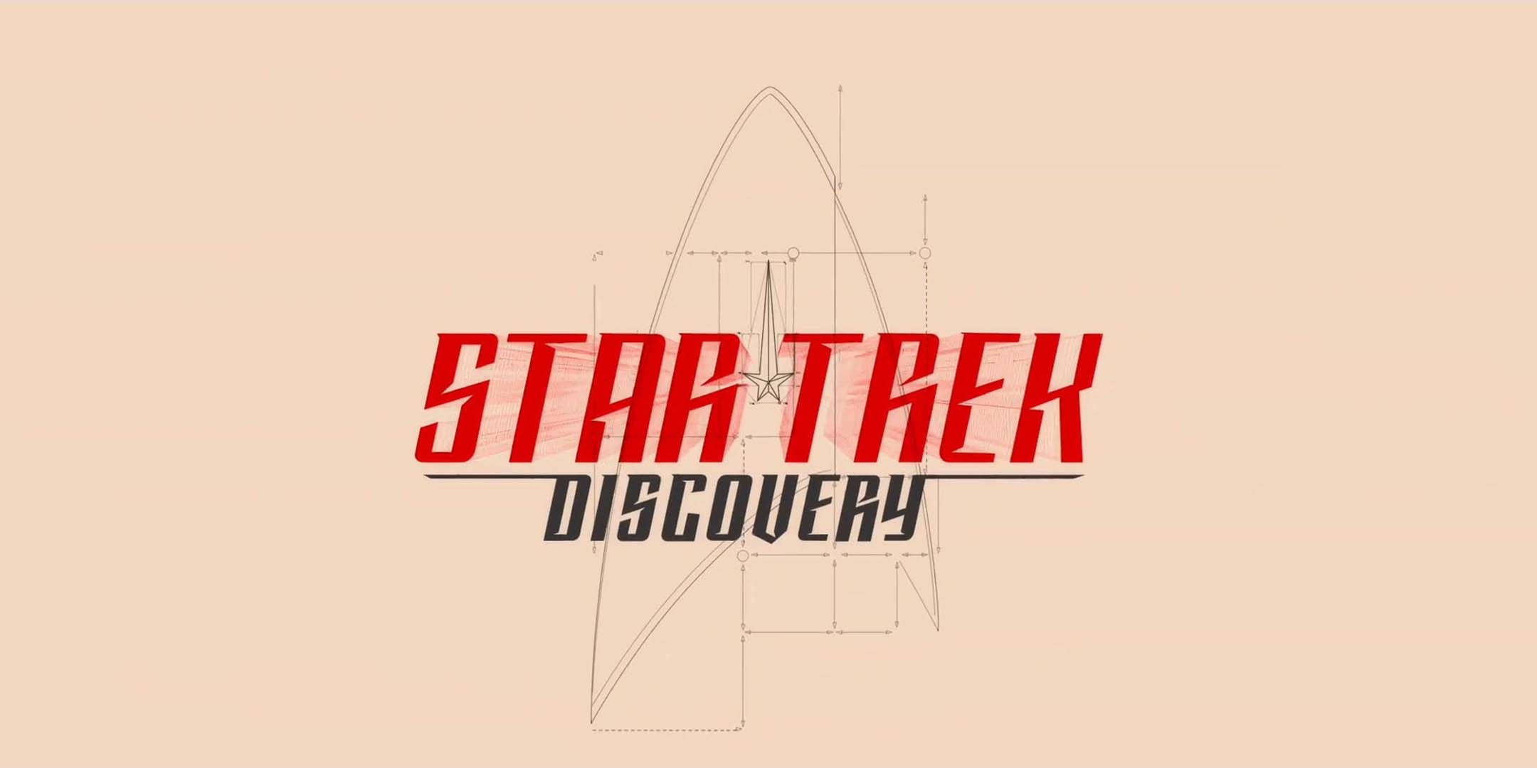 《星際迷航：發現號》標題卡 壁紙 — 大膽的紅色Star Trek Discovery標誌，米色背景上帶有藍圖風格的飛船輪廓。