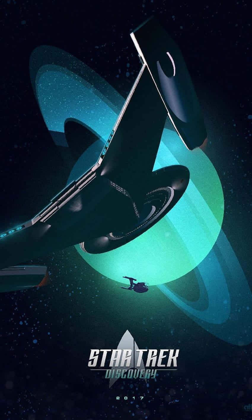 星際爭霸戰：發現號飛船在深空中環繞一顆帶有光環的發光行星。