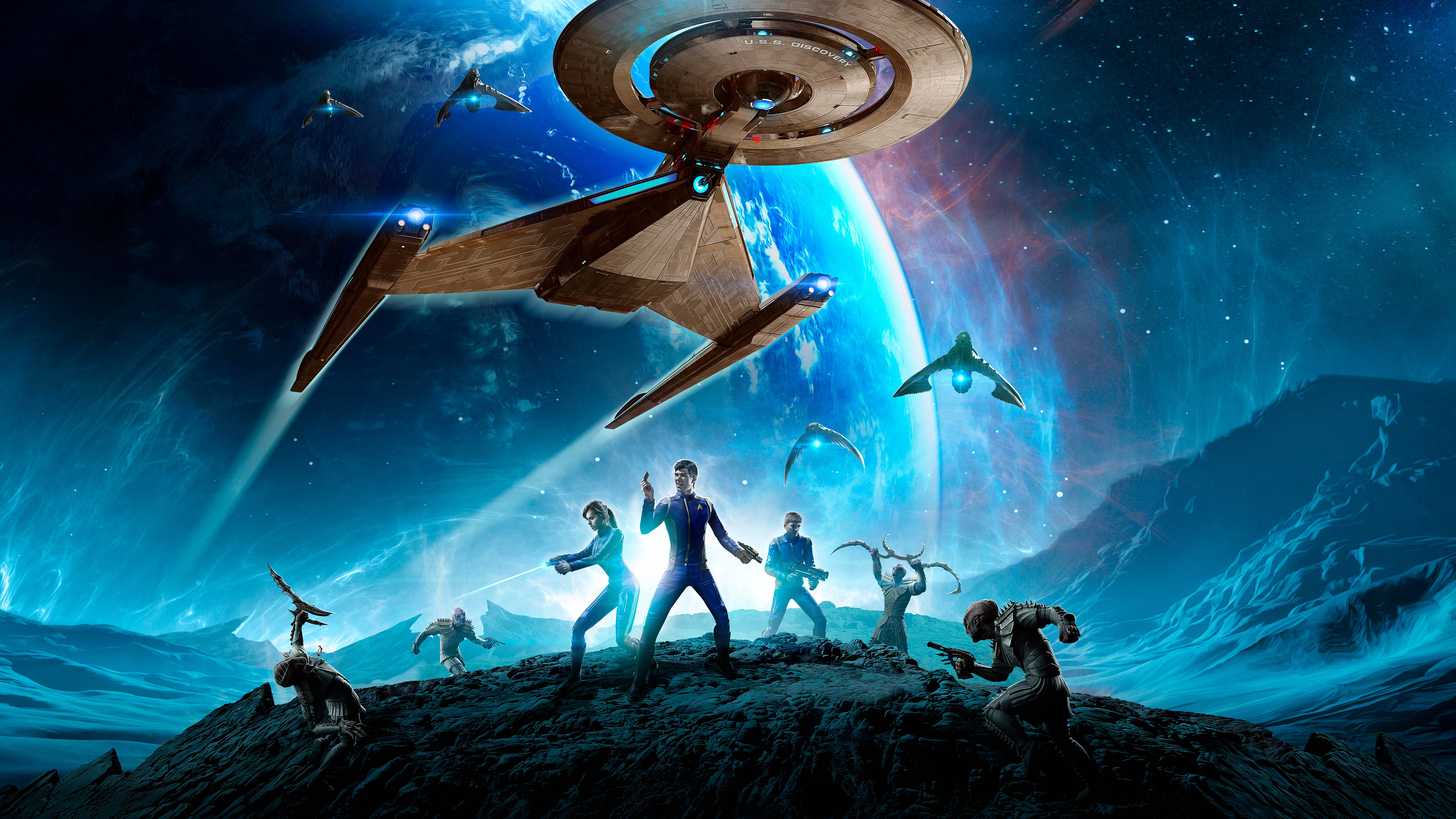 星際迷航：發現號克林貢戰爭 壁紙 — 星際艦隊船員站在外星行星上，企業號星艦在發光的藍色行星和星雲上方盤旋。