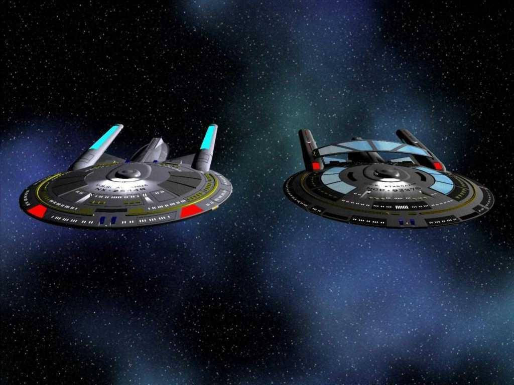 星際迷航企業號星艦兩種模型 壁紙 — 兩艘星際艦隊的星艦在星空中滑行，星雲散發出深藍色和紫色的光芒。