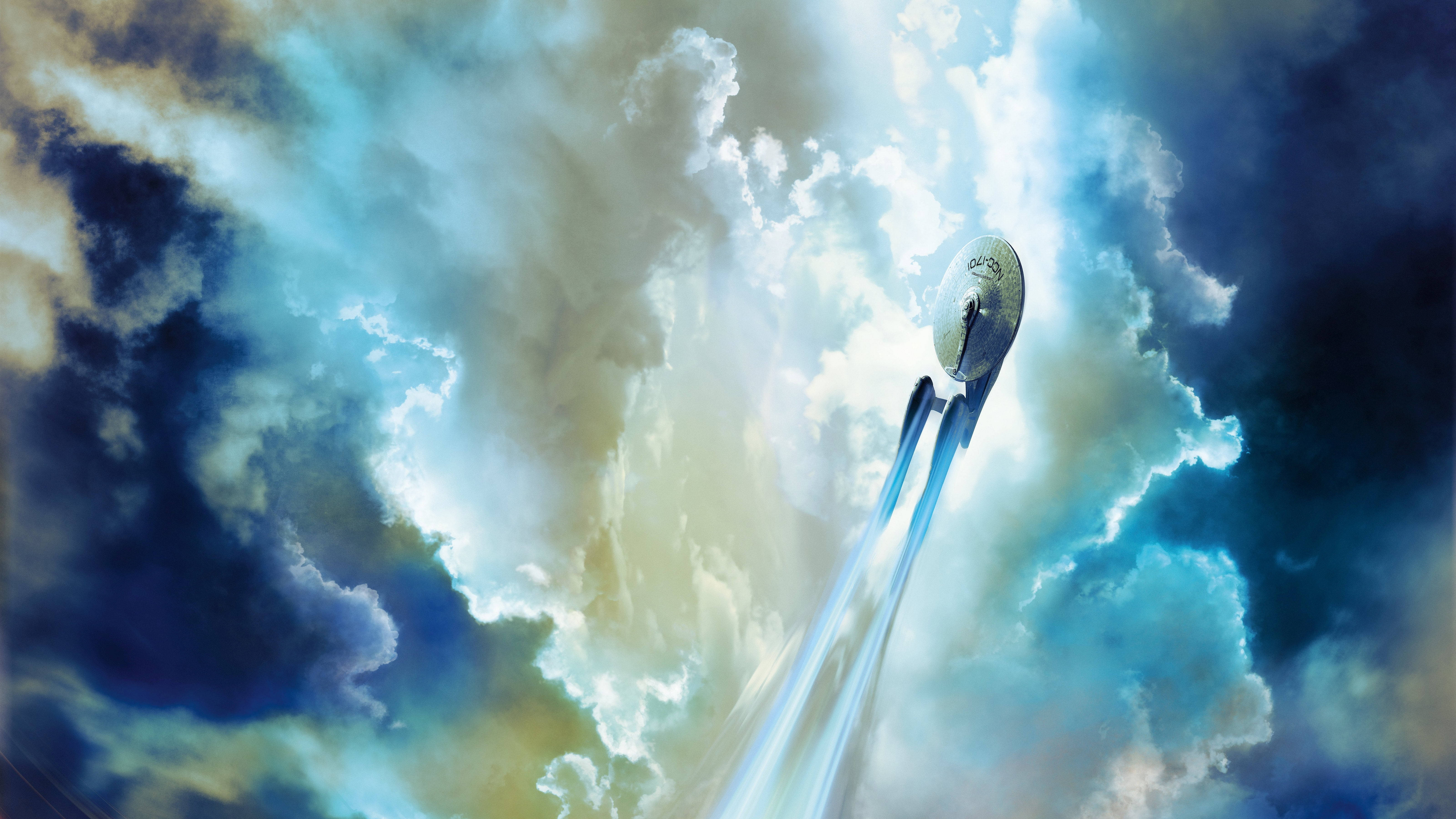 星際迷航企業號星艦穿雲飛行 壁紙 — 一艘流線型星艦在旋轉的天空中，以明亮的藍色能量軌跡劃破戲劇性的雲層。